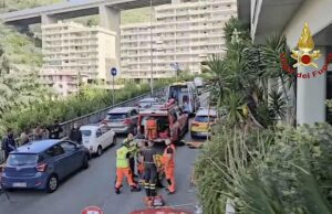 Genova, operaio precipita da cinque metri in via delle Primule: è grave Genova, operaio precipita da cinque metri in via delle Primule: è grave
