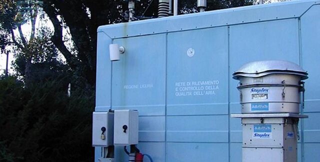 Miasmi alla Foce: installata una centralina mobile in via Nizza per monitorare odori e H₂S Miasmi alla Foce: installata una centralina mobile in via Nizza per monitorare odori e H₂S