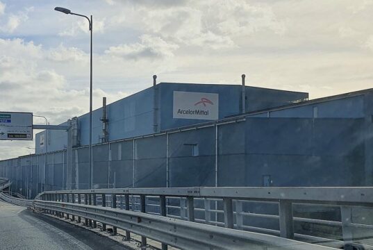 Ex Ilva, trattativa in esclusiva con il fondo Flacks: investimento da 5 miliardi e ruolo dello Stato al 40% Ex Ilva, trattativa in esclusiva con il fondo Flacks: investimento da 5 miliardi e ruolo dello Stato al 40%