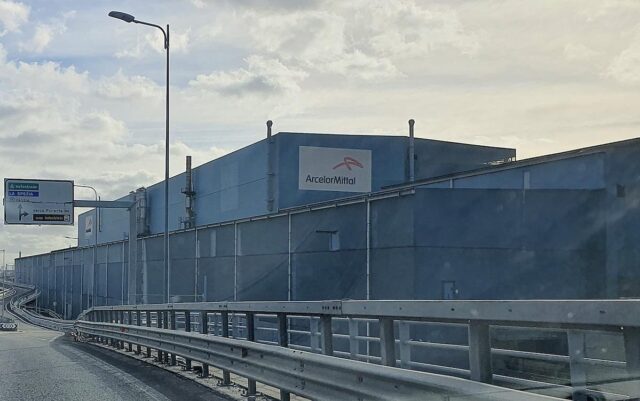 Molotov e striscione No al forno davanti all’ex ILVA di Cornigliano: indagini in corso Molotov e striscione No al forno davanti all’ex ILVA di Cornigliano: indagini in corso