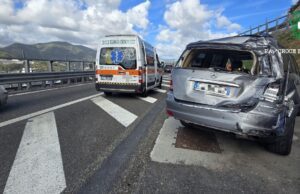 Bisarca provoca tamponamento sulla A7 tra Genova Ovest e Genova Est: tre feriti e un bimbo illeso Bisarca provoca tamponamento sulla A7 tra Genova Ovest e Genova Est: tre feriti e un bimbo illeso