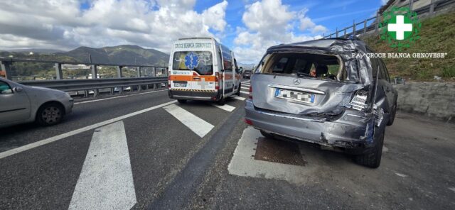 Genova Ovest incidente bisarca Bisarca provoca tamponamento sulla A7 tra Genova Ovest e Genova Est: tre feriti e un bimbo illeso