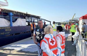 Sbarco della Sea-Watch 5 a La Spezia: volontari della Croce Rossa al porto dall’alba per 79 migranti Sbarco della Sea-Watch 5 a La Spezia: volontari della Croce Rossa al porto dall’alba per 79 migranti