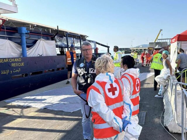Sbarco della Sea-Watch 5 a La Spezia: volontari della Croce Rossa al porto dall’alba per 79 migranti