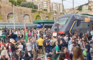 Genova, Stazione Principe occupata dai manifestanti: stop ai treni durante lo sciopero generale Genova, Stazione Principe occupata dai manifestanti: stop ai treni durante lo sciopero generale