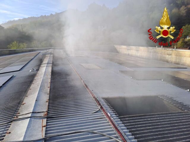 VVF fumo capannone Incendio in uno stabilimento di oli a Campomorone: Vigili del Fuoco intervengono prima dell’alba