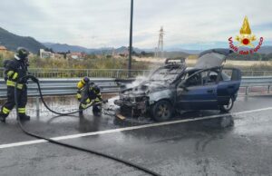 Incendio di un’auto sulla SP582 ad Albenga: intervento rapido dei Vigili del Fuoco, nessun ferito