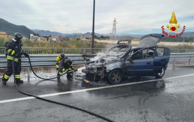 Vvf incendio auto genova
