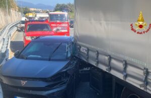 Incidente in A10 all’altezza di Valleggia: due mezzi pesanti e un’auto coinvolti Incidente in A10 all’altezza di Valleggia: due mezzi pesanti e un’auto coinvolti