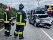 Tamponamento tra corriera e auto in via Braja a Savona: tre persone ferite, due con disabilità