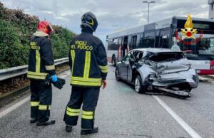 Tamponamento tra corriera e auto in via Braja a Savona: tre persone ferite, due con disabilità