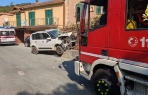 Incidente stradale a Varazze, auto fuori strada in località Pero: intervengono i Vigili del Fuoco Incidente stradale a Varazze, auto fuori strada in località Pero: intervengono i Vigili del Fuoco