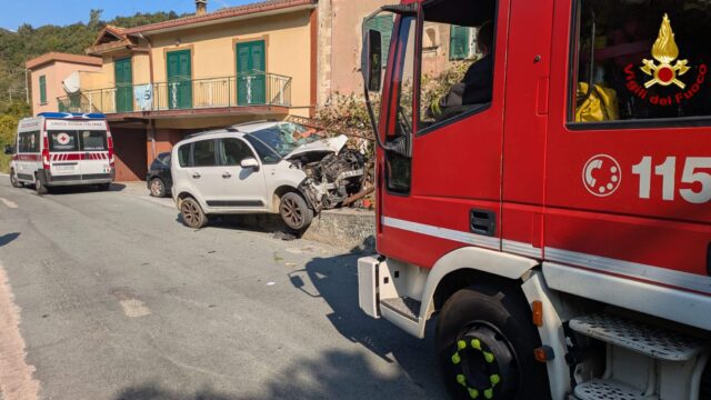 Vvf intervento incidente Incidente stradale a Varazze, auto fuori strada in località Pero: intervengono i Vigili del Fuoco