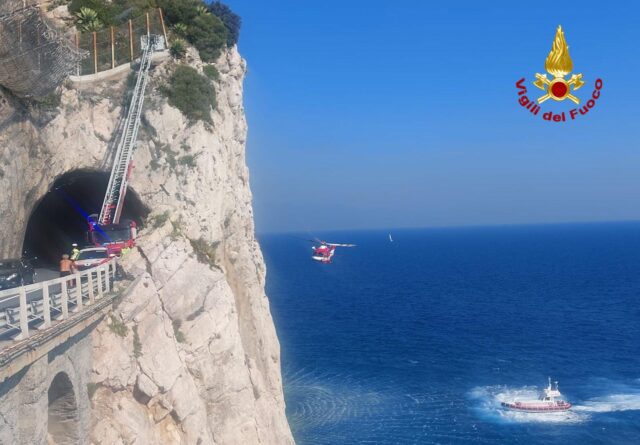 Soccorsa una climber sulla parete di Capo Noli: intervento congiunto dei Vigili del Fuoco e della Guardia Costiera.