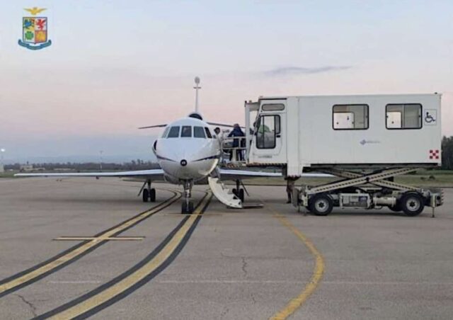 Volo salvavita da Alghero a Genova per neonata di 2 giorni: intervenuto un G650 dell’Aeronautica Militare Volo salvavita da Alghero a Genova per neonata di 2 giorni: intervenuto un G650 dell’Aeronautica Militare