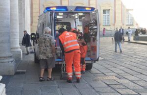 Donna cade a De Ferrari soccorsa dalle guardie giurate della Regione Donna cade a De Ferrari soccorsa dalle guardie giurate della Regione