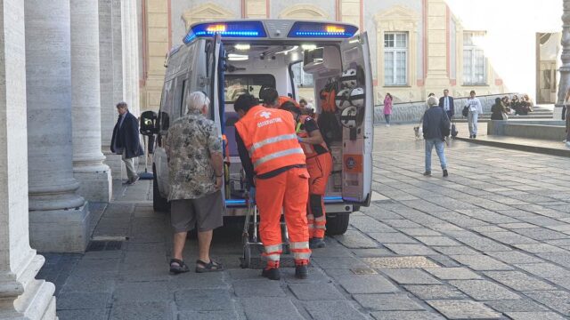 caduta de ferrari Donna cade a De Ferrari soccorsa dalle guardie giurate della Regione