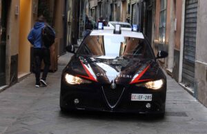 Ruba birre e attacca vigilante con spray peperoncino: 21enne italiano arrestato