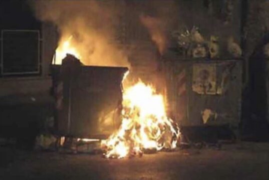 Notte di fuochi e petardi in Liguria: decine di cassonetti incendiati, vigili del fuoco al lavoro Notte di fuochi e petardi in Liguria: decine di cassonetti incendiati, vigili del fuoco al lavoro