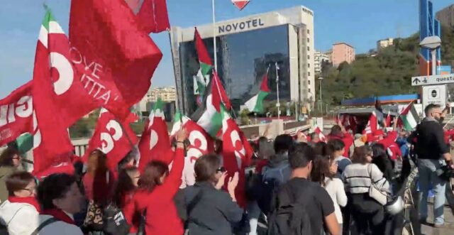 corteo elicoidale sopraelevata Genova, cortei di studenti e lavoratori per Gaza: traffico in tilt e casello di Genova Ovest chiuso