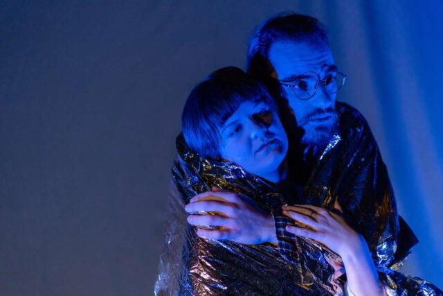 il dilemma dei cento girasoli fotovoltaici Al Teatro Garage va in scena Il dilemma dei cento girasoli fotovoltaici, tra crisi ambientale e fragilità dei legami umani