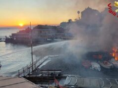 A fuoco la spiaggia del Bai a Quarto. Distrutto tutto. Nessun ferito