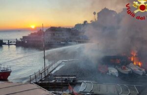 A fuoco la spiaggia del Bai a Quarto. Distrutto tutto. Nessun ferito