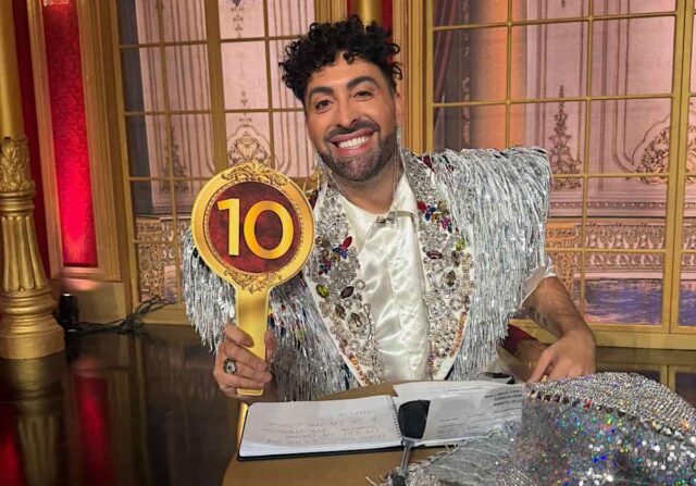 Ballando con le Stelle, Matteo Addino omaggia la Signora Coriandoli: Tappeti, tende e bigodini Ballando con le Stelle, Matteo Addino omaggia la Signora Coriandoli: Tappeti, tende e bigodini