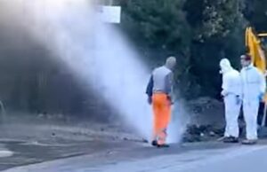 Sampierdarena, esplode una tubatura in via Reti: strada allagata e traffico in tilt Sampierdarena, esplode una tubatura in via Reti: strada allagata e traffico in tilt