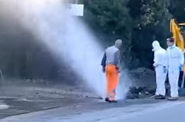Sampierdarena, esplode una tubatura in via Reti: strada allagata e traffico in tilt