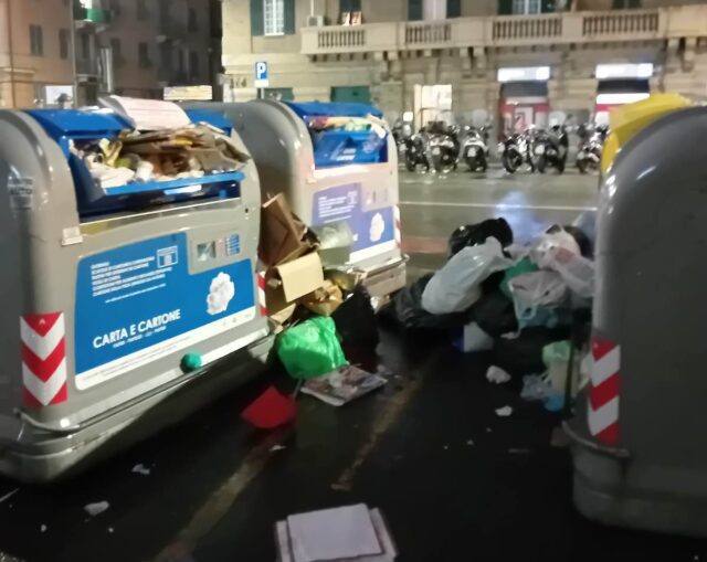 Genova, stop  ai bidoni intelligenti: 30 milioni spesi per sostituire solo 5.700 cassonetti su 26 mila Genova, stop ai bidoni intelligenti: 30 milioni spesi per sostituire solo 5.700 cassonetti su 26 mila