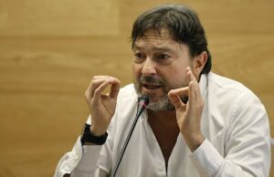 Attentato contro Sigfrido Ranucci: esplode un ordigno sotto la sua auto, la solidarietà Attentato contro Sigfrido Ranucci: esplode un ordigno sotto la sua auto, la solidarietà