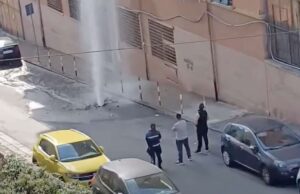 Genova, nuovo tubo rotto al Lagaccio: esplosione in via Adamo Centurione e disagi per i residenti Genova, nuovo tubo rotto al Lagaccio: esplosione in via Adamo Centurione e disagi per i residenti