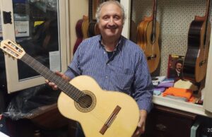 Incontro ad Albenga con il Maestro Liutaio Santo Vruna Incontro ad Albenga con il Maestro Liutaio Santo Vruna