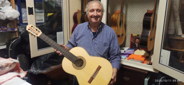 Incontro ad Albenga con il Maestro Liutaio Santo Vruna Incontro ad Albenga con il Maestro Liutaio Santo Vruna