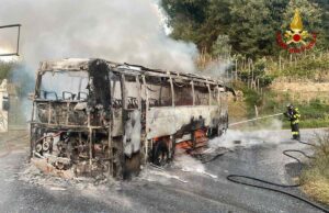 Autobus in fiamme a Orco Feglino: Vigili del Fuoco in azione per domare l’incendio Autobus in fiamme a Orco Feglino: Vigili del Fuoco in azione per domare l’incendio