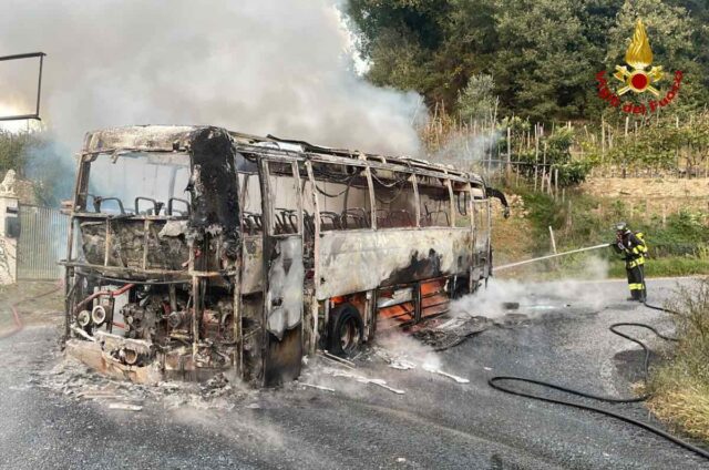 Autobus in fiamme a Orco Feglino: Vigili del Fuoco in azione per domare l’incendio Autobus in fiamme a Orco Feglino: Vigili del Fuoco in azione per domare l’incendio