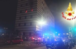 Incendio nell’ex hotel di via Milano a Genova: i vigili del fuoco domano le fiamme Incendio nell’ex hotel di via Milano a Genova: i vigili del fuoco domano le fiamme