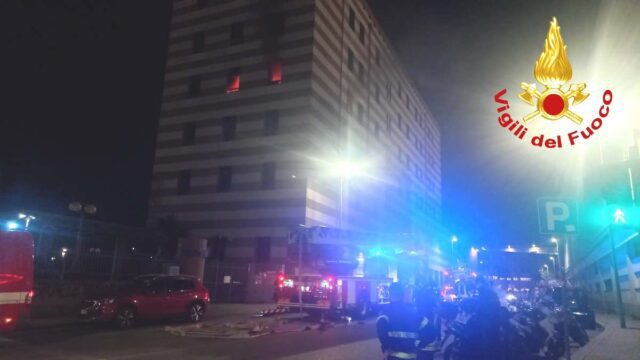 Incendio nell’ex hotel di via Milano a Genova: i vigili del fuoco domano le fiamme Incendio nell’ex hotel di via Milano a Genova: i vigili del fuoco domano le fiamme