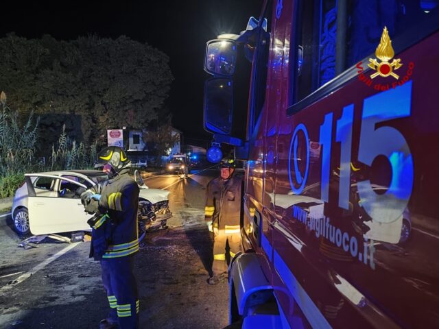 Doppio incidente sulla SP 582 ad Albenga: un ferito grave e intervento dei Vigili del Fuoco Doppio incidente sulla SP 582 ad Albenga: un ferito grave e intervento dei Vigili del Fuoco