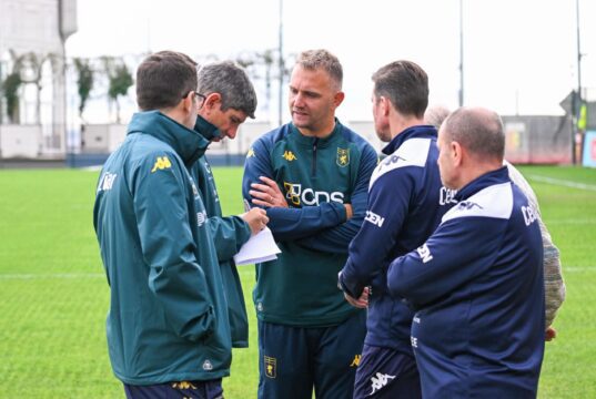 Il Genoa targato Murgita-Criscito affronta a Reggio il Sassuolo. In campo i “Senatori”.