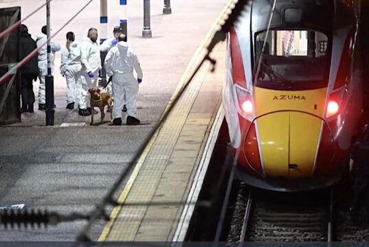 Aggressione a bordo treno nel Cambridgeshire: 11 feriti, 2 in gravi condizioni. Esclusa la pista terroristica Aggressione a bordo treno nel Cambridgeshire: 11 feriti, 2 in gravi condizioni, esclusa la pista terroristica