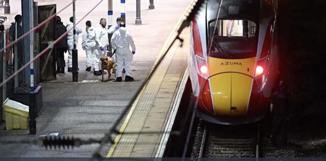 Aggressione a bordo treno nel Cambridgeshire: 11 feriti, 2 in gravi condizioni, esclusa la pista terroristica
