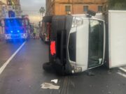 Furgone si ribalta a Pegli per il vento: estratto illeso, strada chiusa per le operazioni di recupero