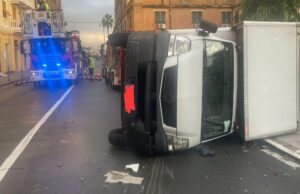 Furgone si ribalta a Pegli per il vento: estratto illeso, strada chiusa per le operazioni di recupero