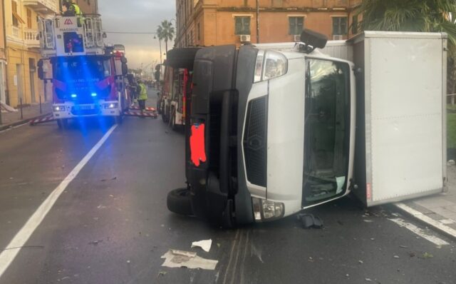 Furgone ribaltato pegli