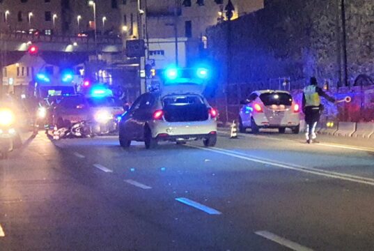 Genova, incidente in corso Quadrio, scooter a terra: due feriti