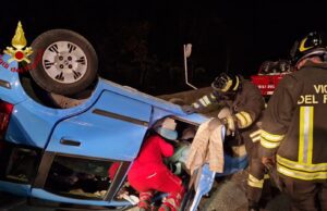 Varazze, auto si cappotta in strada: intervento dei Vigili del Fuoco