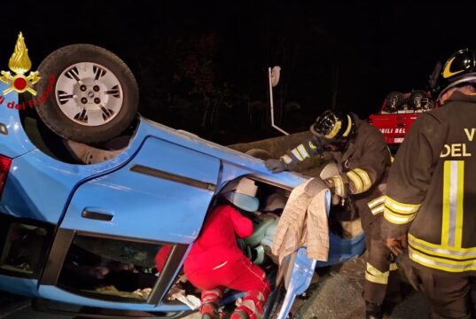 Varazze, auto si cappotta in strada: intervento dei Vigili del Fuoco