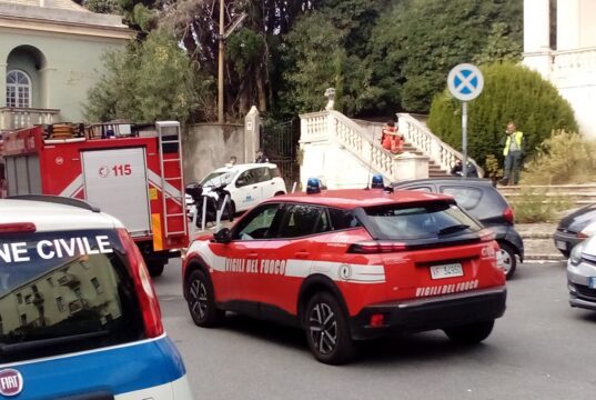 Sfratto all’ex Casa Raphael di Genova: presidio in via Byron Sfratto all’ex Casa Raphael di Genova: presidio in via Byron